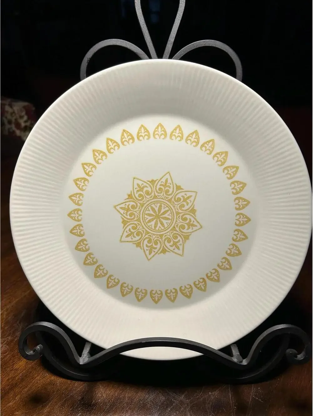 Sheffield Serenade Dinner Plates in Creamy White with Butterscotch Fluer Fe Lis.